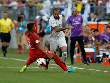 Jesé se lleva el balón ante la entrada de Thiago Silva Jesé se lleva el balón ante la entrada de Thiago Silva