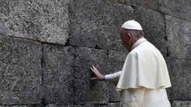 El Papa reza en la celda de Auschwitz donde fue asesinado por los nazis un cura polaco