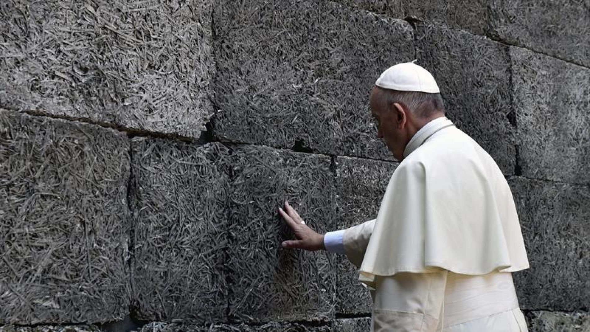El papa Francisco en el campo de concentraci&oacute;n de Auschwitz (Alemania).