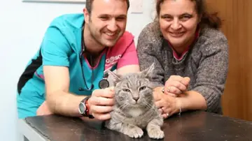 Bobby junto a su dueña y un veterinario. Bobby junto a su dueña y un veterinario.