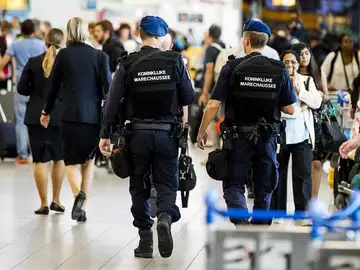 Fuerzas de seguridad en el aeropuerto de Schiphol, Amsterdam Fuerzas de seguridad en el aeropuerto de Schiphol, Amsterdam