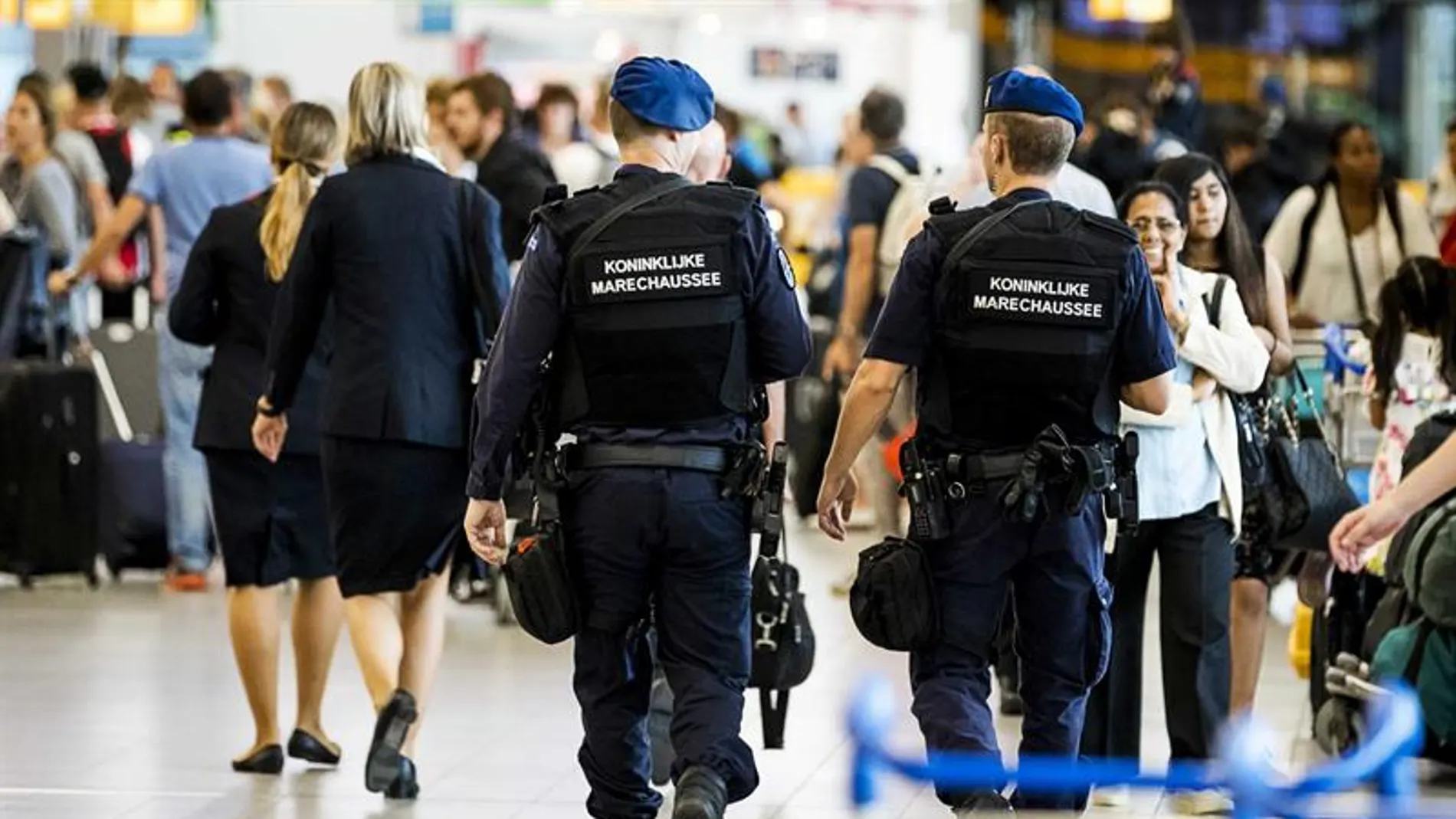 Fuerzas de seguridad en el aeropuerto de Schiphol, Amsterdam Fuerzas de seguridad en el aeropuerto de Schiphol, Amsterdam