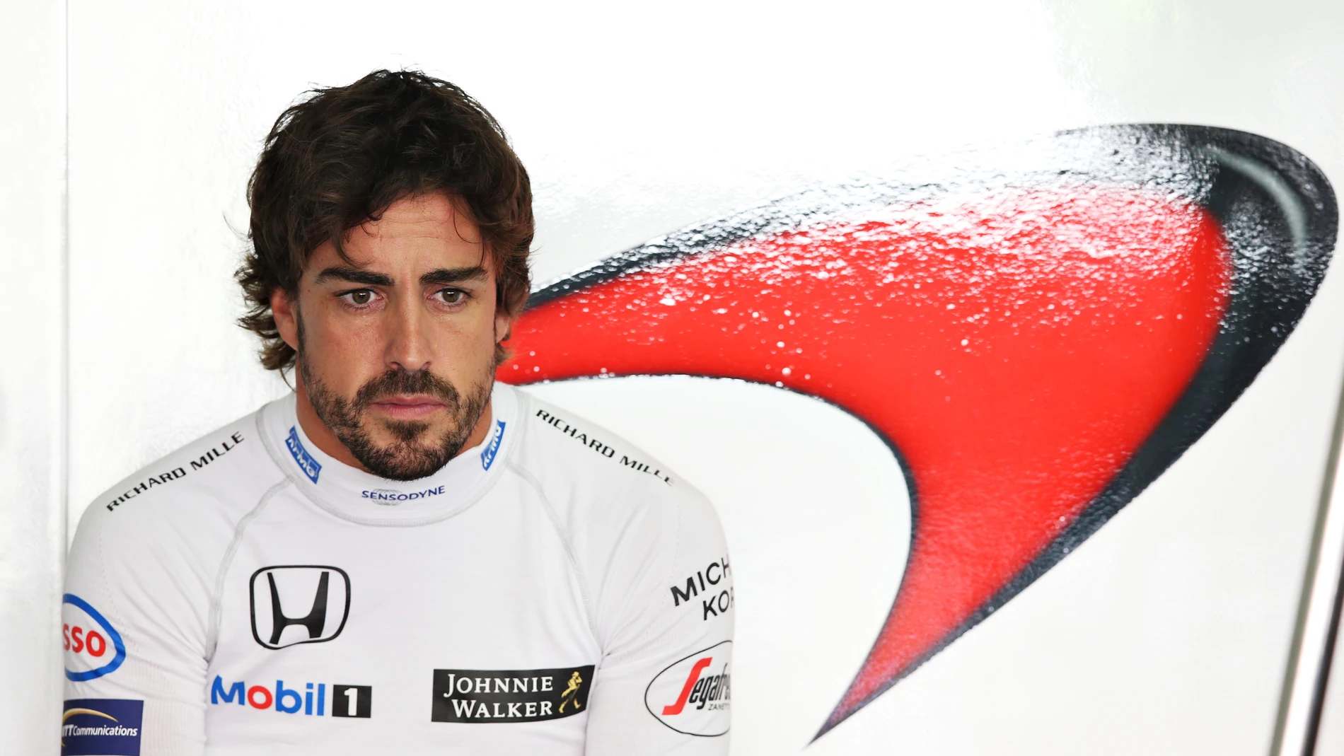 Fernando Alonso, pensativo en el GP de Alemania