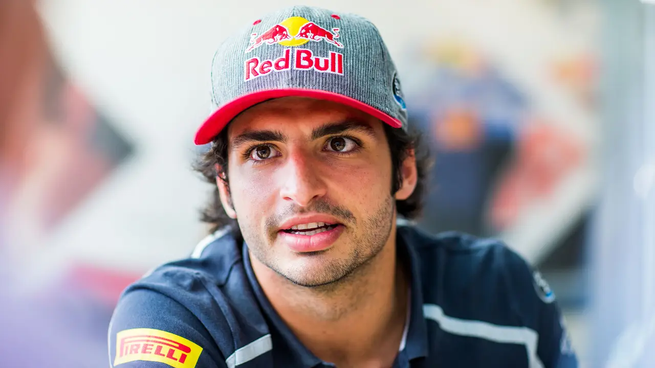 Carlos Sainz hablando con la prensa