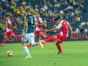 Falcao golpea el balón ante el Fenerbahçe