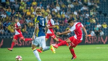 Falcao golpea el bal&oacute;n ante el Fenerbah&ccedil;e