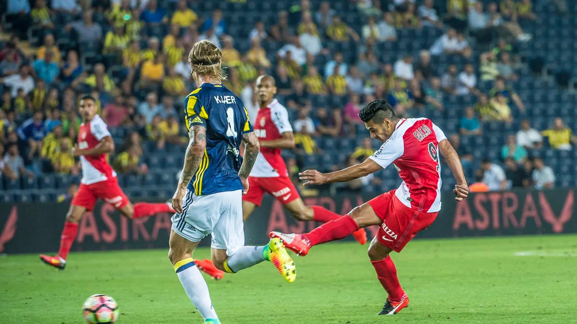 Falcao golpea el balón ante el Fenerbahçe Falcao golpea el balón ante el Fenerbahçe