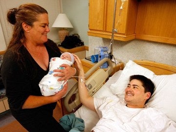 Thomas Beatie después de dar a luz a su primera hija.