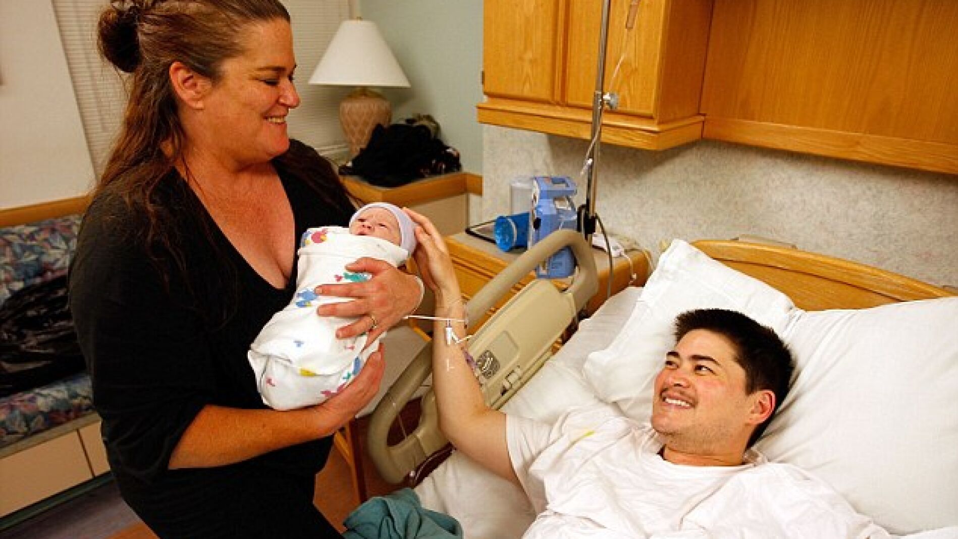 Thomas Beatie despu&eacute;s de dar a luz a su primera hija.