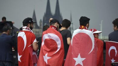 Miles de turcos se manifiestan en Colonia para apoyar a Erdogan