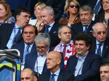 El Presidente de la TFF y el Ministro de Deportes turco en el Turquía-Croacia de la Eurocopa 2016