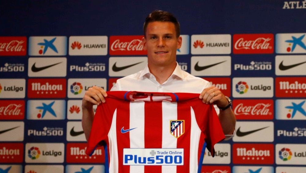 Kevin Gameiro posa con la camiseta del Atlético