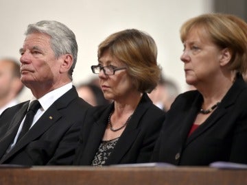 El presidente de Alemania, Joachim Gauck (izqda), y la canciller alemana, Angela Merkel (dcha), asisten a un homenaje a las víctimas del tiroteo de Múnich