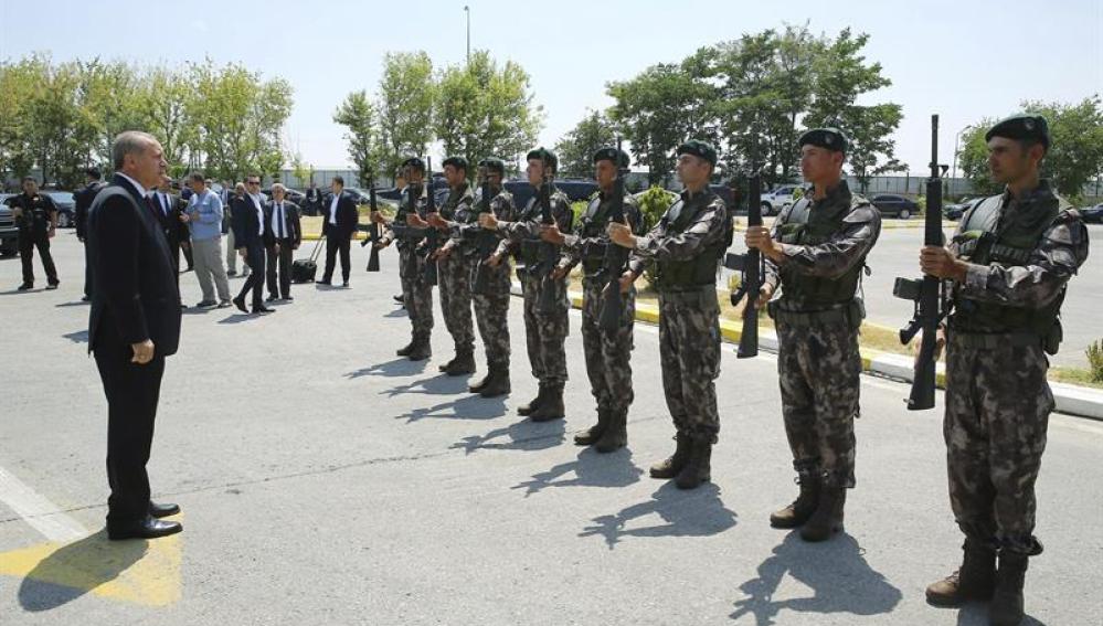 Imagen de archivo del presidente Erdogan saludando a los militares.
