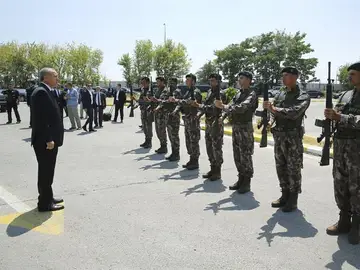 Imagen de archivo del presidente Erdogan saludando a los militares. Imagen de archivo del presidente Erdogan saludando a los militares.