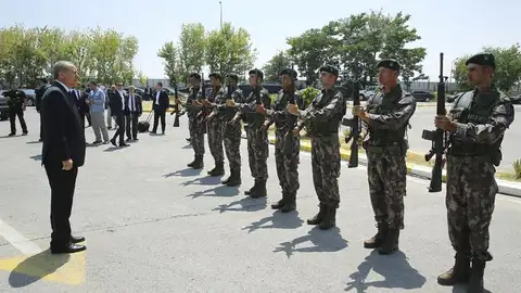 Imagen de archivo del presidente Erdogan saludando a los militares. Imagen de archivo del presidente Erdogan saludando a los militares.