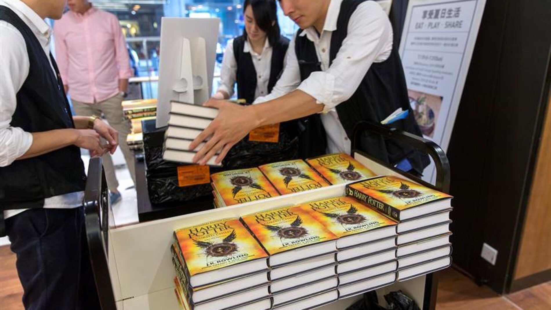 Librer&iacute;as de Hong Kong ponen a la venta el libro de la obra teatral.