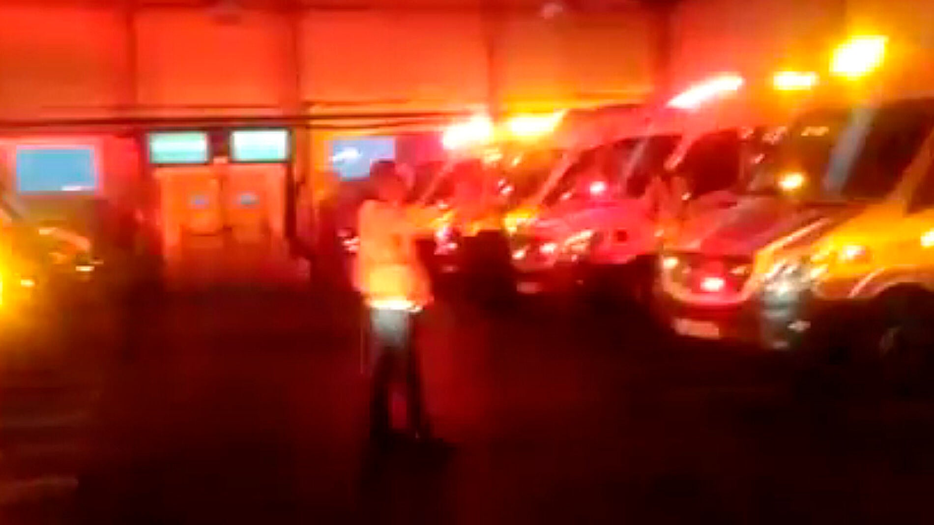 Momento en el que el enfermero es homenajeado por sus compa&ntilde;eros.