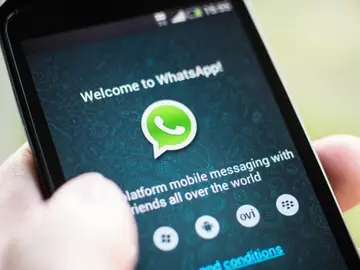 Un usuario entrando en WhatsApp Un usuario entrando en WhatsApp