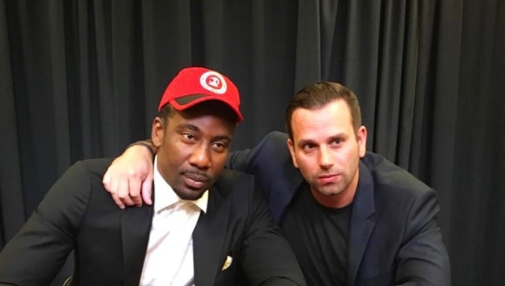 Stoudmire posando como jugador del Hapoel Jerusalem junto al presidente del club israelí