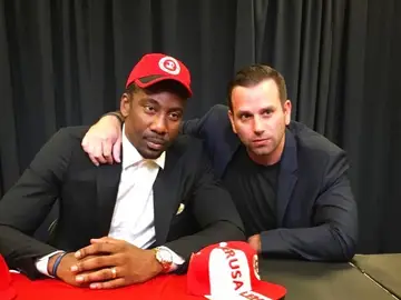 Stoudmire posando como jugador del Hapoel Jerusalem junto al presidente del club israelí Stoudmire posando como jugador del Hapoel Jerusalem junto al presidente del club israelí