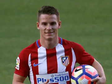 Kevin Gameiro posa con su nueva camiseta del Atleti Kevin Gameiro posa con su nueva camiseta del Atleti