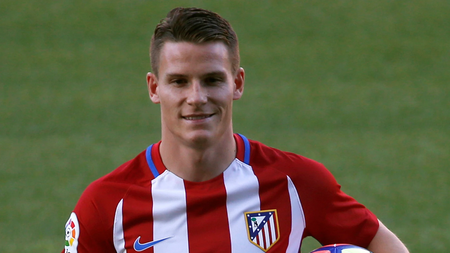 Kevin Gameiro posa con su nueva camiseta del Atleti Kevin Gameiro posa con su nueva camiseta del Atleti