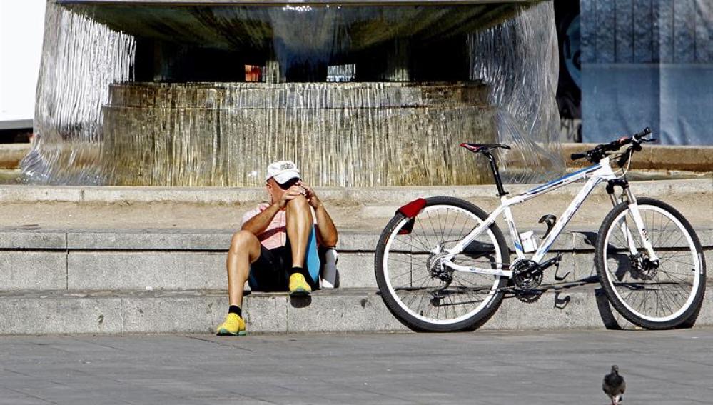 Ciclista en Madrid, donde las temperaturas han empezado a subir después de la pequeña tregua