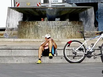 Ciclista en Madrid, donde las temperaturas han empezado a subir después de la pequeña tregua Ciclista en Madrid, donde las temperaturas han empezado a subir después de la pequeña tregua