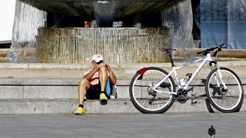 Ciclista en Madrid, donde las temperaturas han empezado a subir después de la pequeña tregua