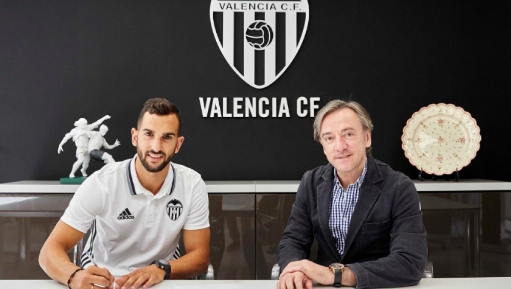 Martín Montoya firma con el Valencia