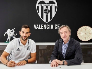 Martín Montoya firma con el Valencia