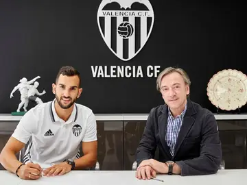 Martín Montoya firma con el Valencia Martín Montoya firma con el Valencia