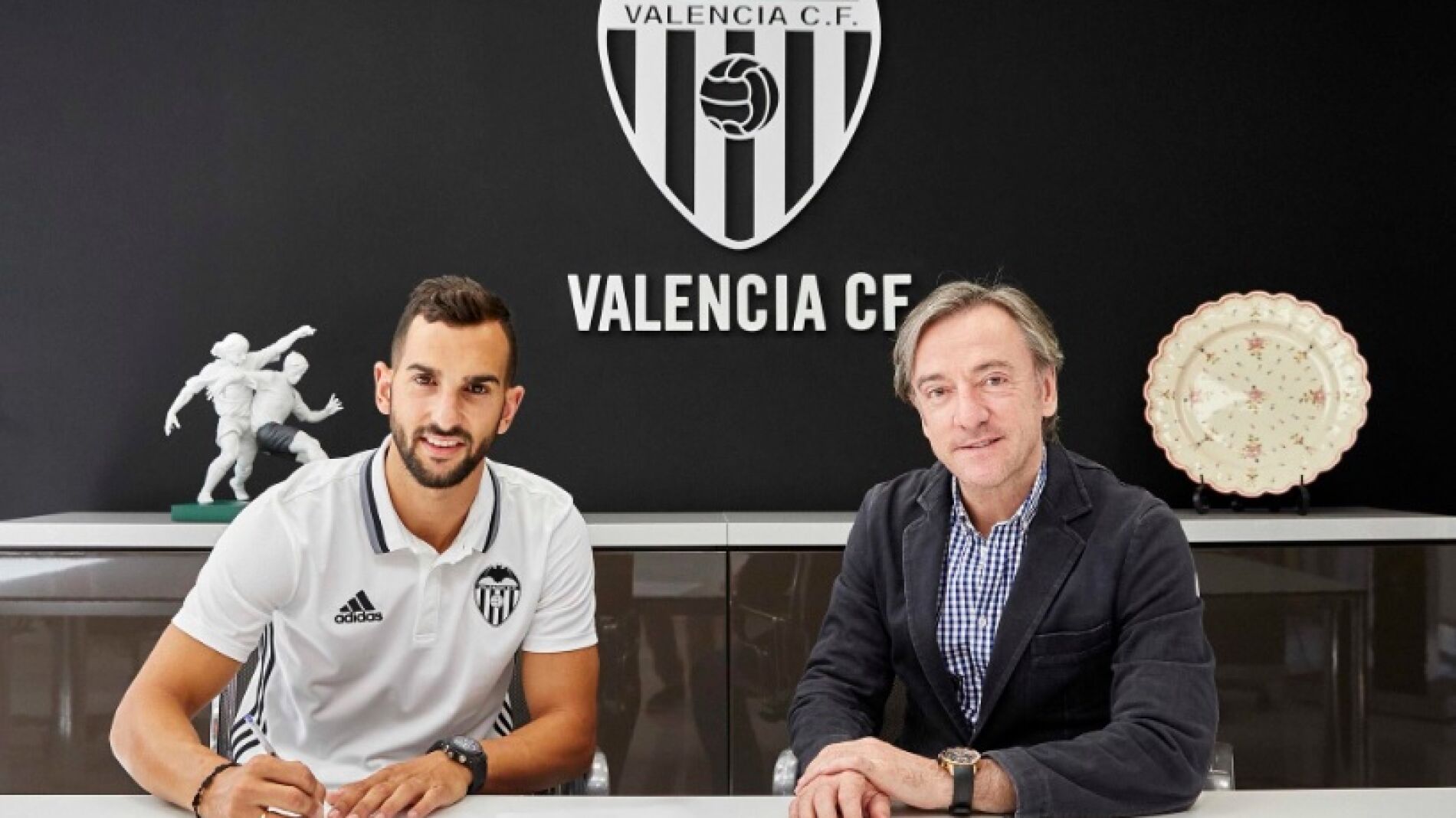 Mart&iacute;n Montoya firma con el Valencia