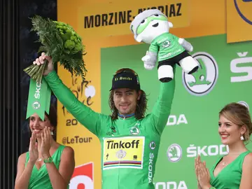 Peter Sagan se viste de verde tras una etapa en el Tour de Francia Peter Sagan se viste de verde tras una etapa en el Tour de Francia