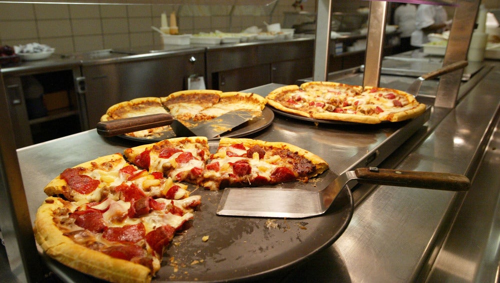 Varias pizzas en el mostrador