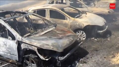 Frame 19.554464 de: 32 veh&iacute;culos calcinados en un aparcamiento de larga distancia cerca al aeropuerto de Barajas