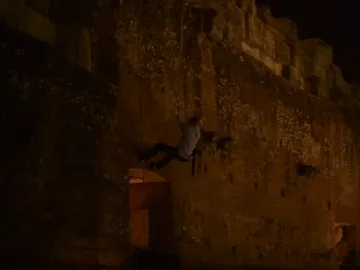 Un joven colándose en el Coliseo de Roma Un joven colándose en el Coliseo de Roma