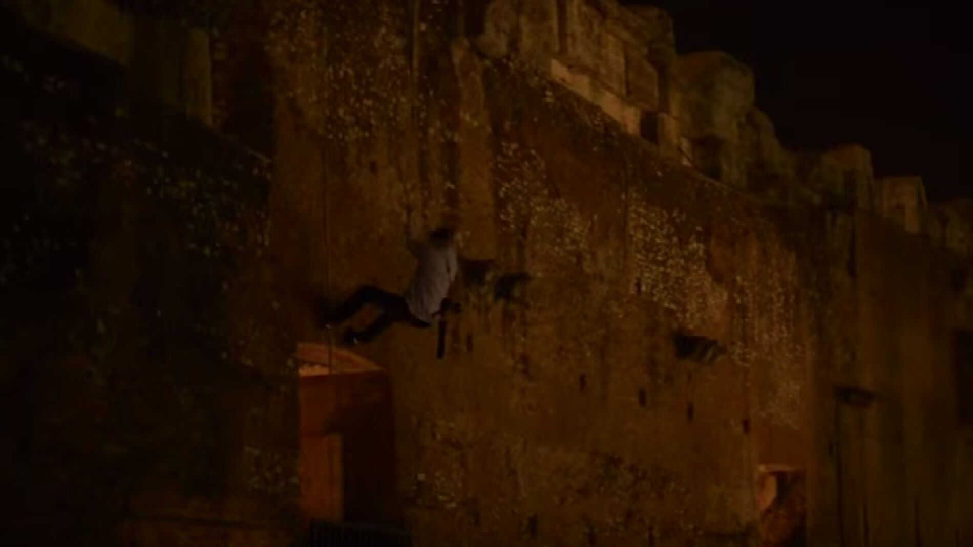 Un joven col&aacute;ndose en el Coliseo de Roma