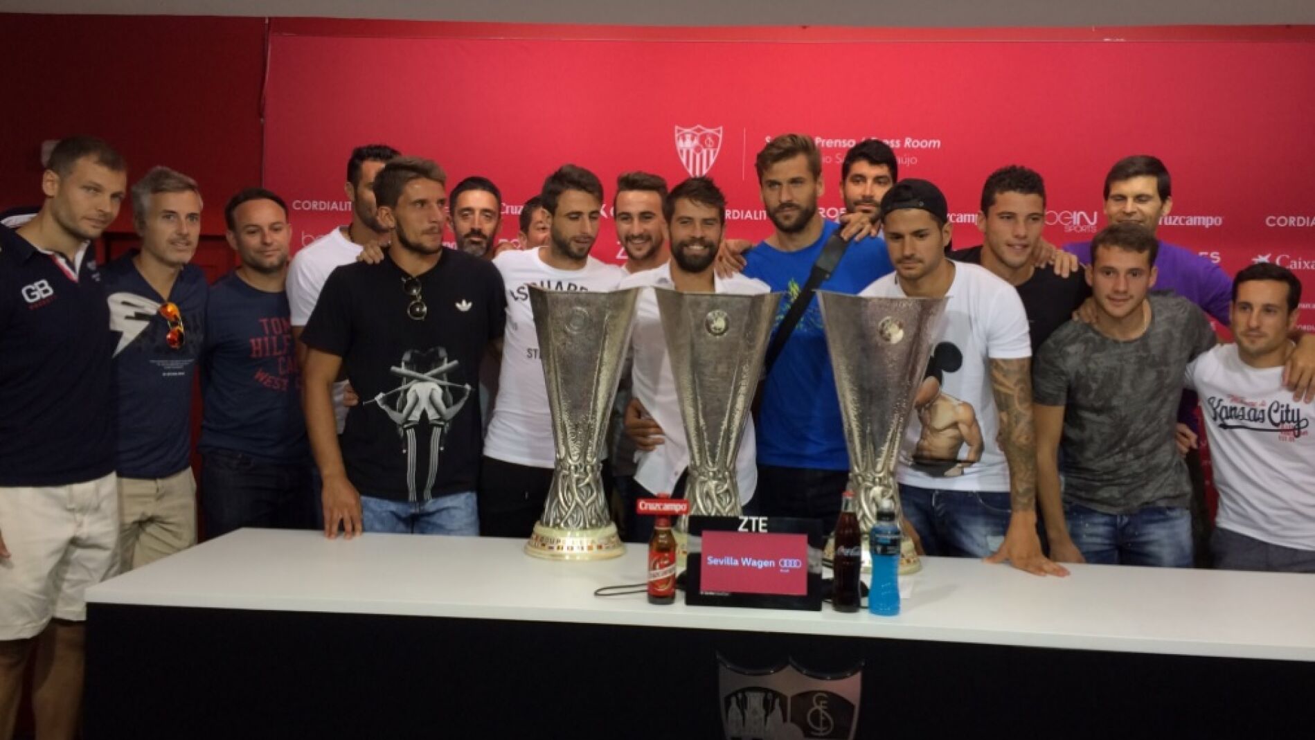 Coke And&uacute;jar y sus compa&ntilde;eros en su despedida