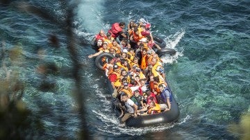 Embarcación de inmigrantes llegando a la costa