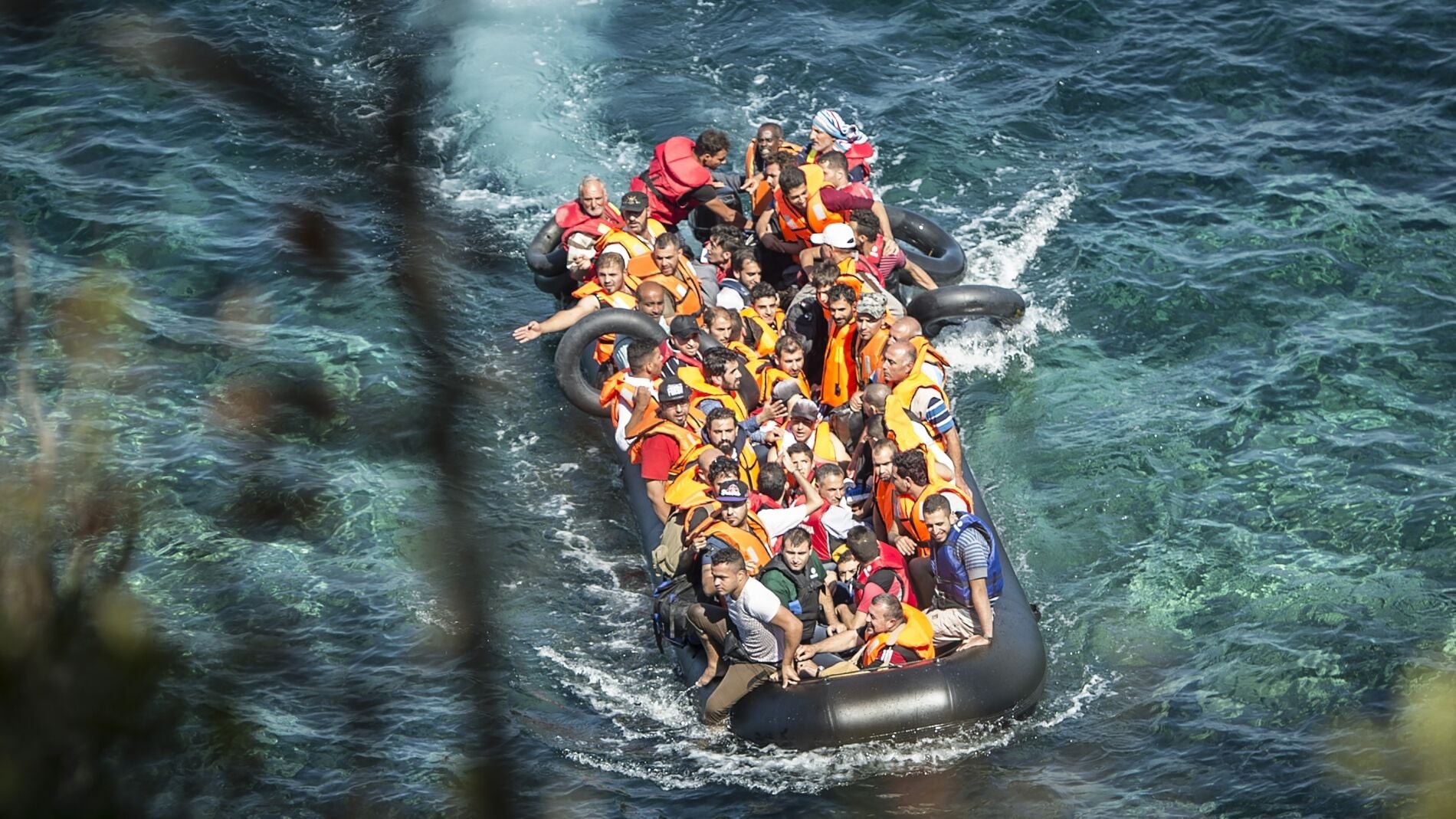 Embarcaci&oacute;n de inmigrantes llegando a la costa