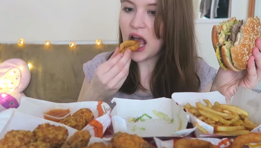 La youtuber comiendo una gran cantidad de comida de una conocida cadena de comida rápida