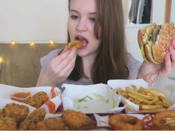La youtuber comiendo una gran cantidad de comida de una conocida cadena de comida rápida