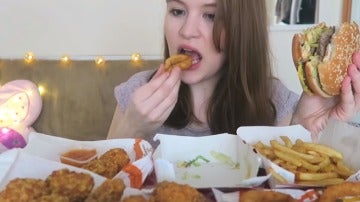 La youtuber comiendo una gran cantidad de comida de una conocida cadena de comida rápida