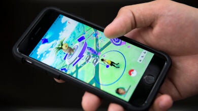 Los padres de un niño atropellado por un conductor que iba jugando a Pokémon GO piden bloquear el videojuego en coches