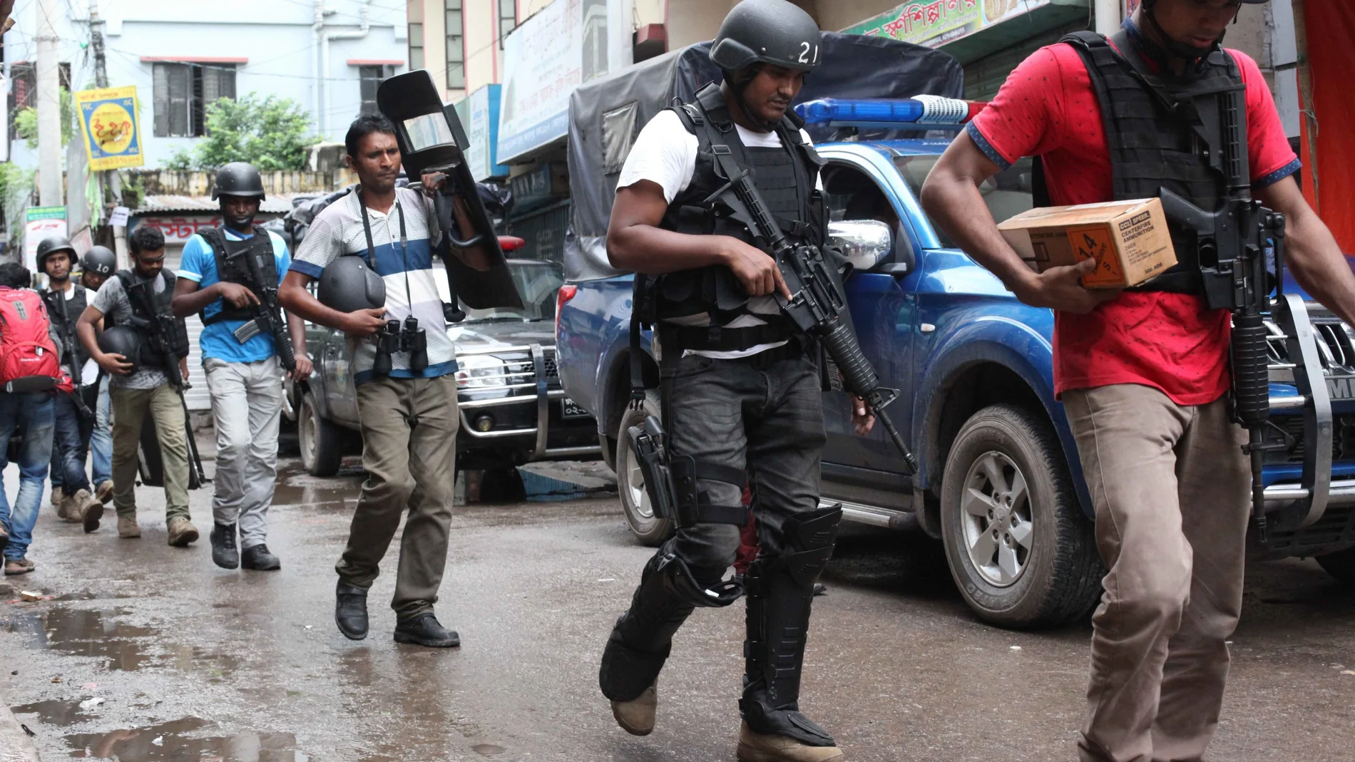 Policía en Dacca contra el yihadismo. Policía en Dacca contra el yihadismo.