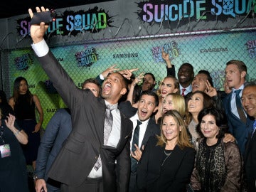 El equipo de Escuadrón Suicida se hace una fotografía en la premiere mundial de la película