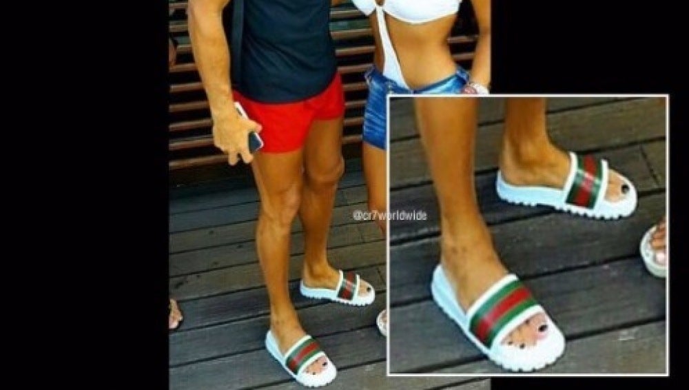 CR se pinta las uñas de los pies en negro