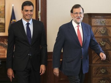 Mariano Rajoy y Pedro Sánchez a su llegada a la reunión
